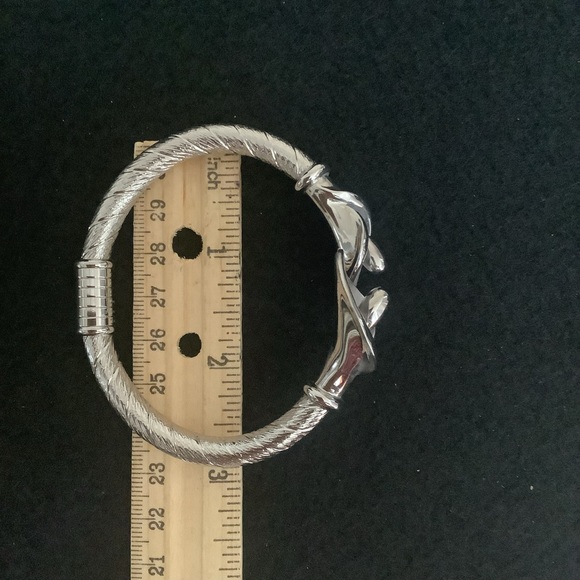 Vintage silver tone engraved lily flower bangle. - Picture 7 of 8